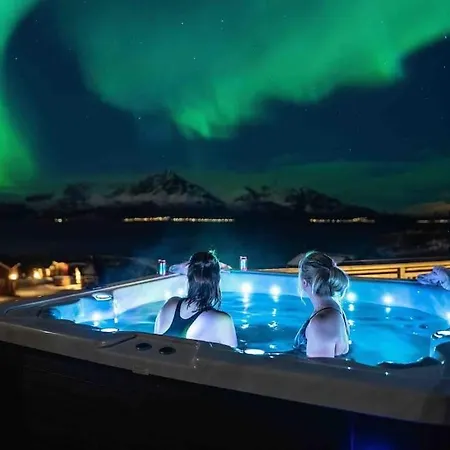Dyroy - With Jacuzzi * Mikkelbostad